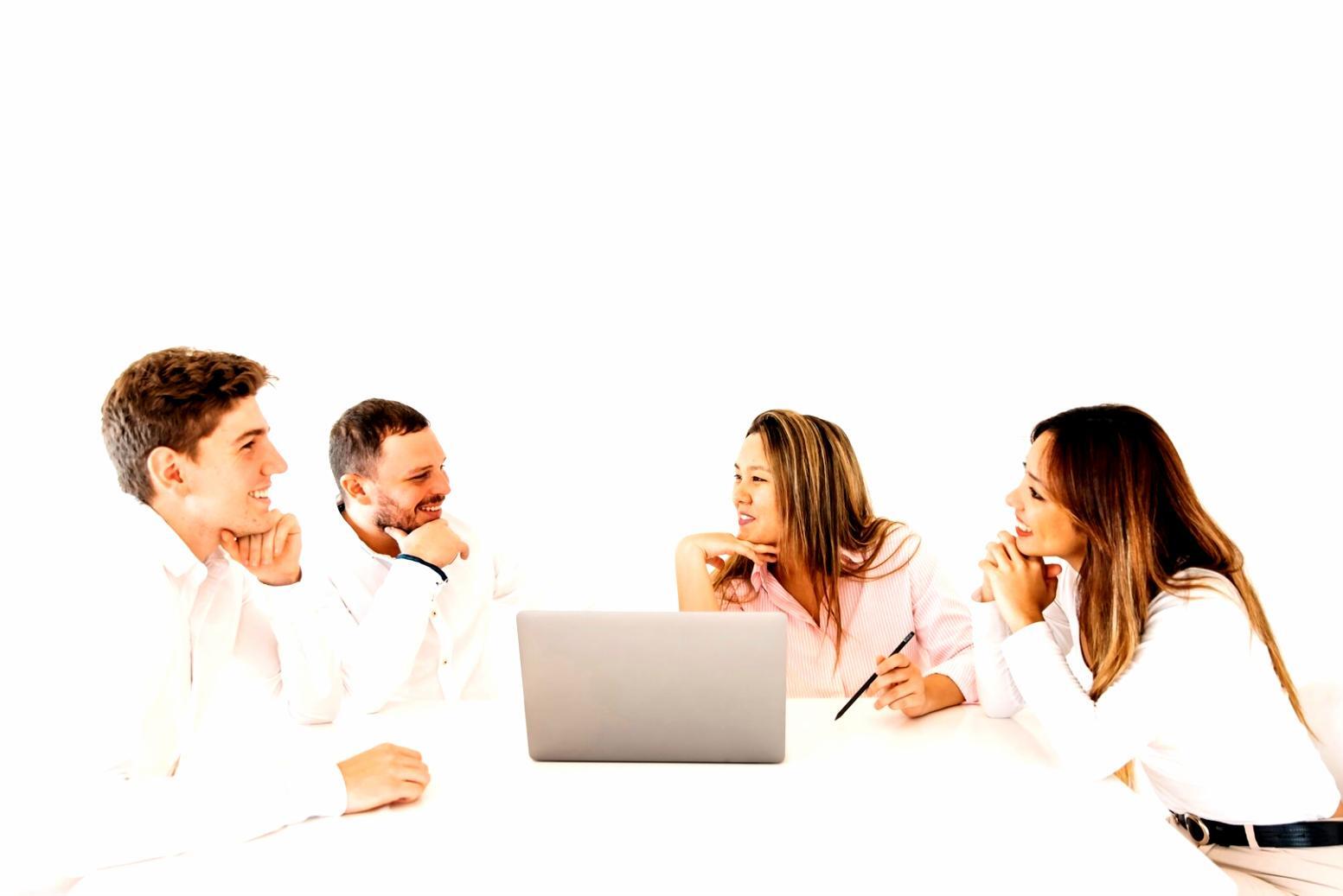 Ambiente de aprendizaje colaborativo con estudiantes trabajando en proyectos financieros