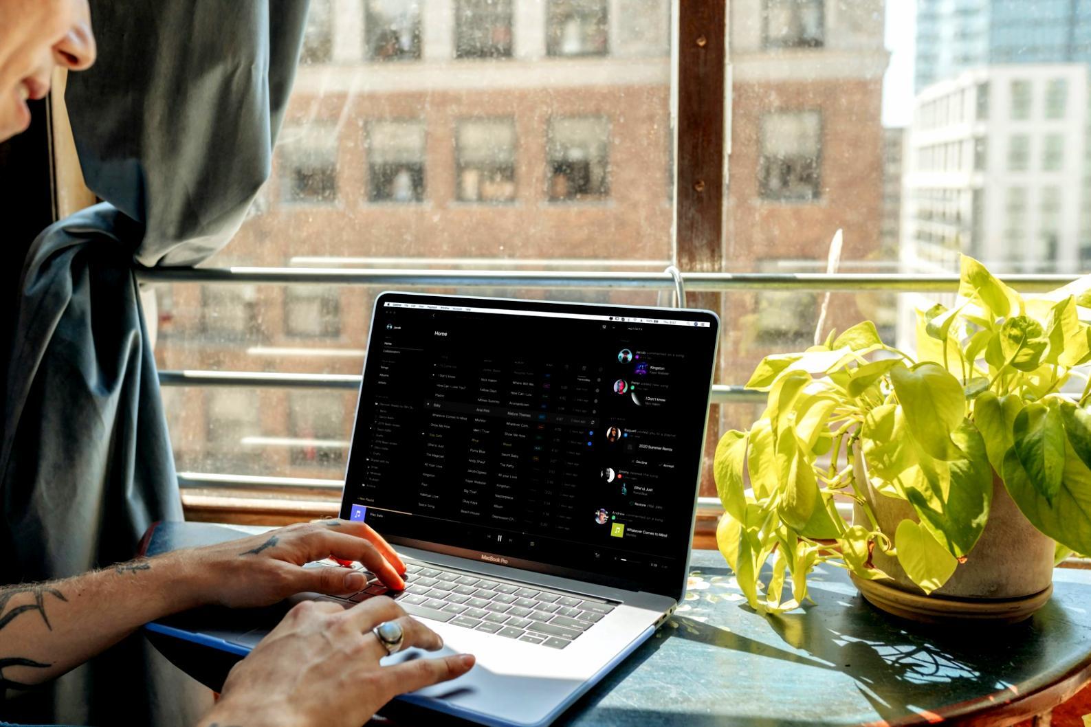 Profesionales analizando datos financieros en reunión estratégica
